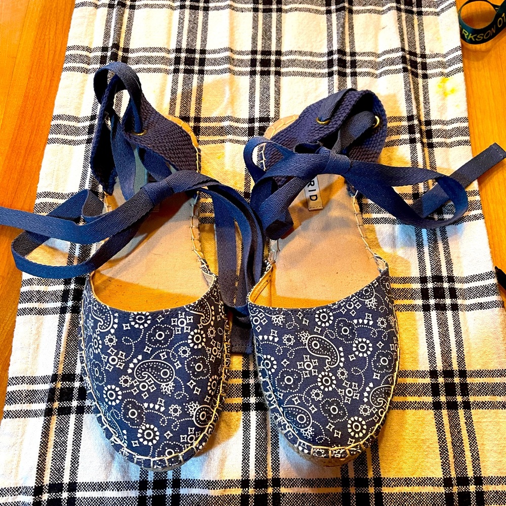 9W Navy Paisley Tie Up Torrid Shoe. Lightly worn.